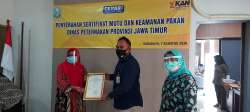 Penyerahan Sertifikat Mutu dan Keamanan Pakan ke 8 Produsen Pakan dan 1 KPSP Pasuruan