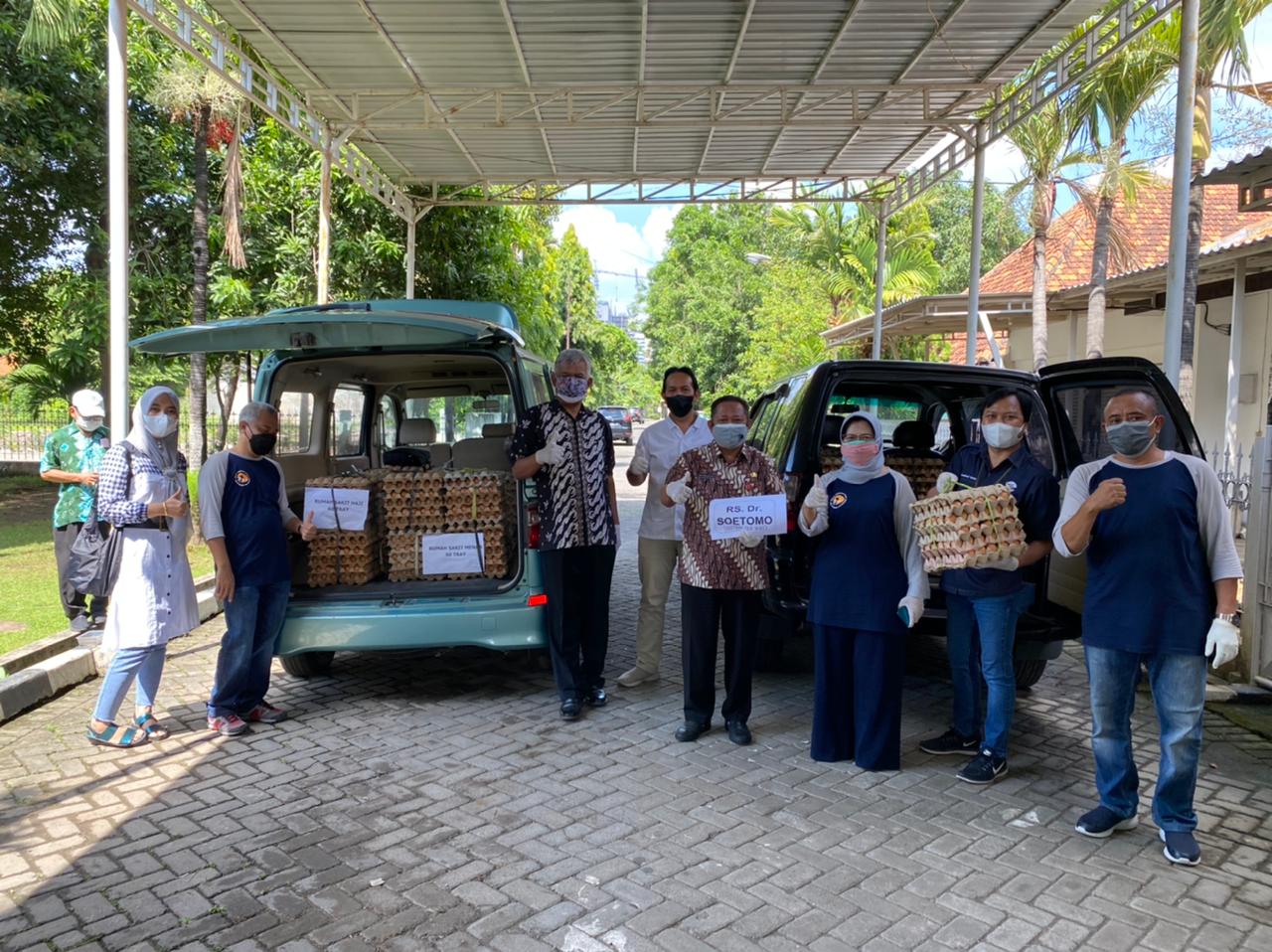Plt. KADISNAK JATIM DALAM KEGIATAN CSR (CORPORATE SOCIAL RESPONSIBILITY) MEMBAGI TELUR UNTUK TENAGA KESEHATAN