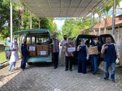 Plt. KADISNAK JATIM DALAM KEGIATAN CSR (CORPORATE SOCIAL RESPONSIBILITY) MEMBAGI TELUR UNTUK TENAGA KESEHATAN